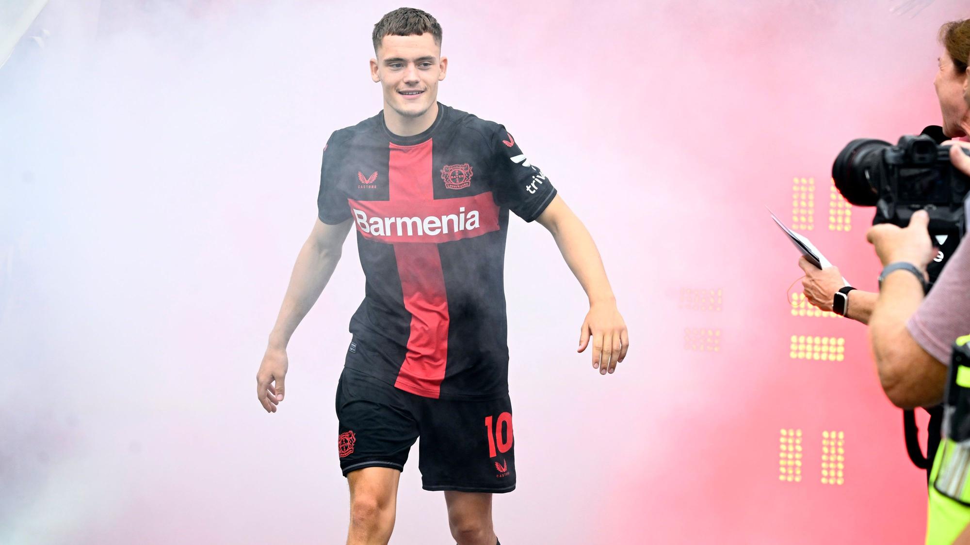 Bayer Leverkusens Florian Wirtz betritt das Stadion.