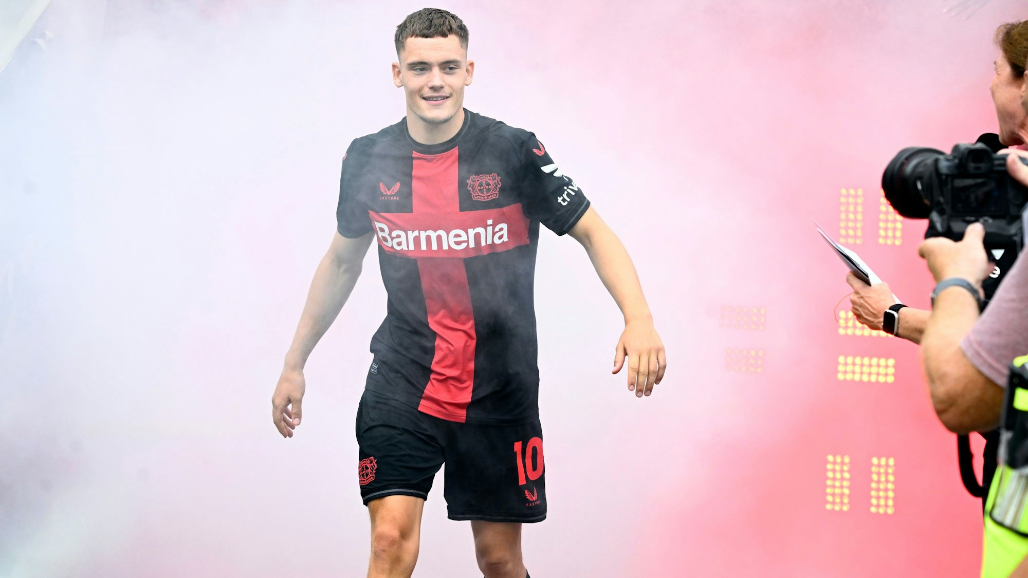 Bayer Leverkusens Florian Wirtz betritt das Stadion.