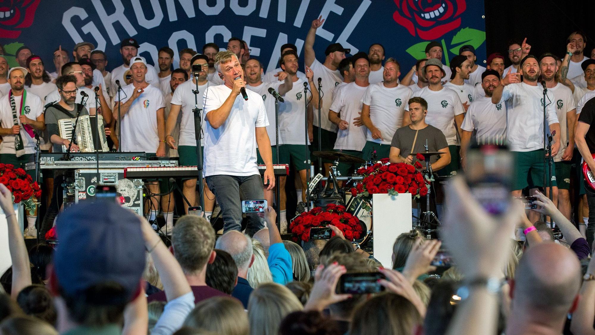 Open-Air-Konzert des Chores "Die Grüngürtelrosen" im Tanzbrunnen mit den Kölschrockern Kasalla als Überraschungsgast.