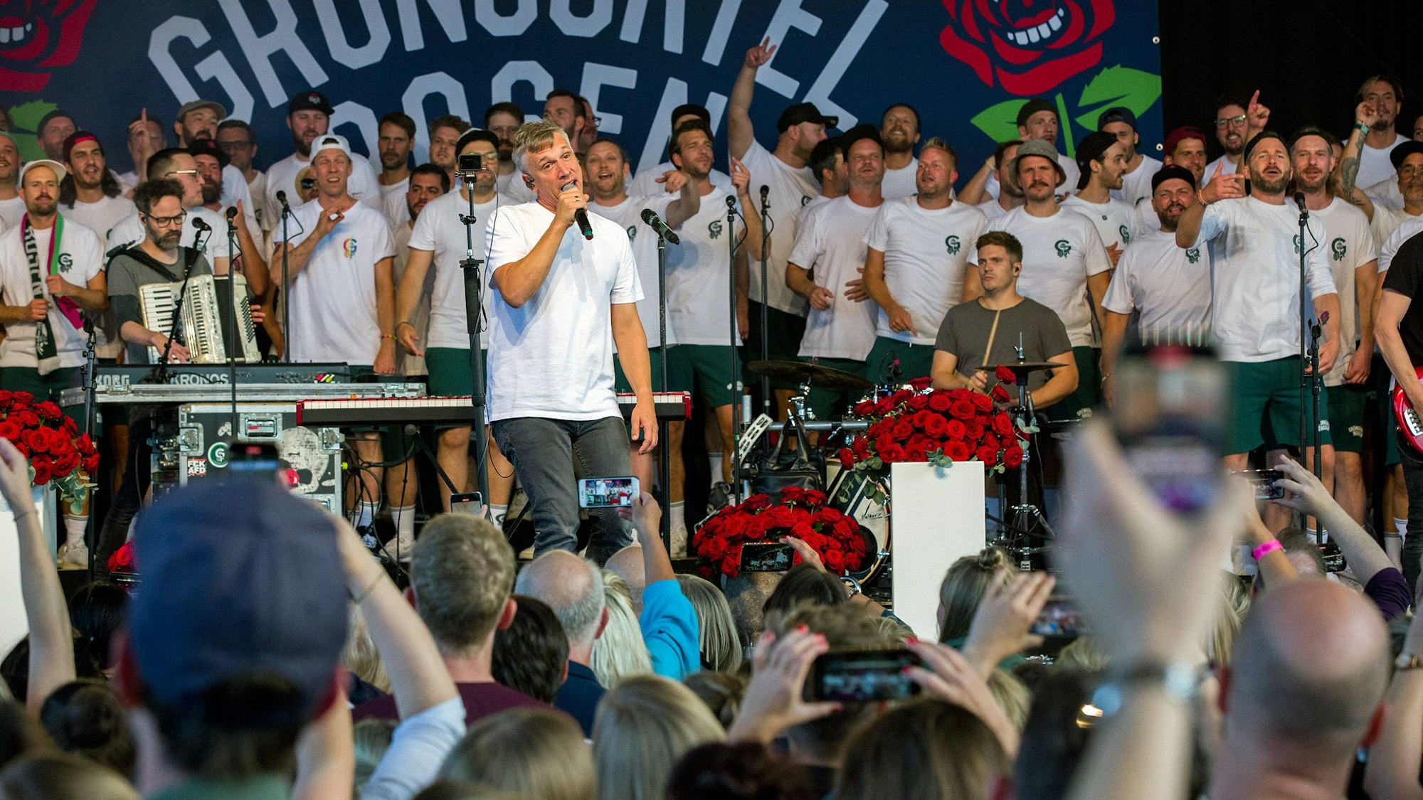 Open-Air-Konzert des Chores "Die Grüngürtelrosen" im Tanzbrunnen mit den Kölschrockern Kasalla als Überraschungsgast.