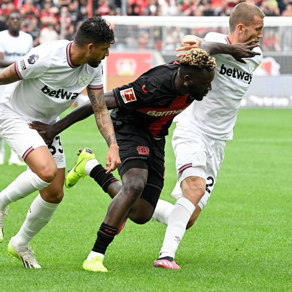 Victor Boniface in Aktion gegen West Hams Emerson Palmieri (l).