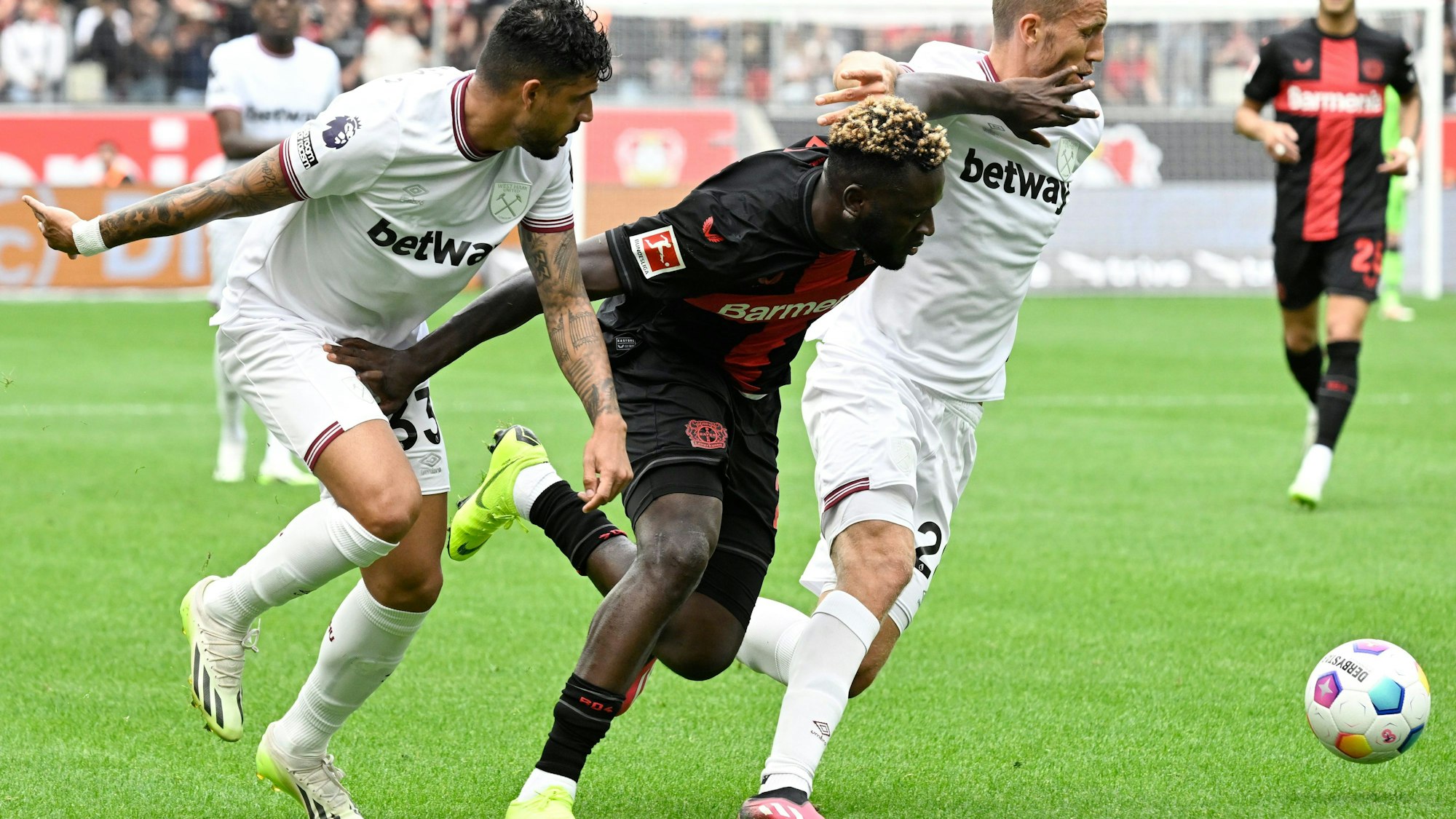 Victor Boniface in Aktion gegen West Hams Emerson Palmieri (l).