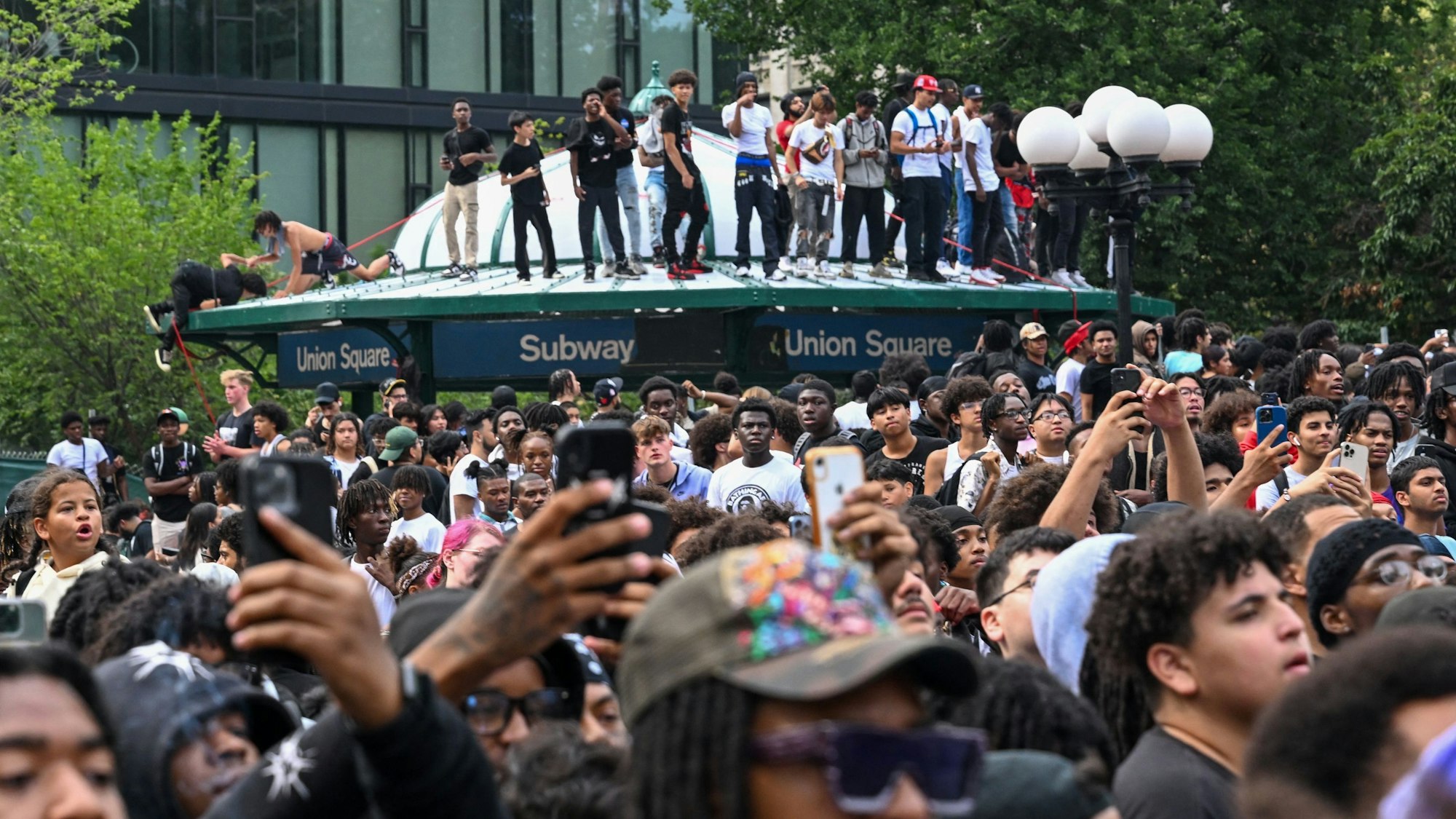 Die Aktion zweier Internet-Stars hat in New York Tausende junge Menschen an den Union Square gelockt und zu einem Chaos geführt.