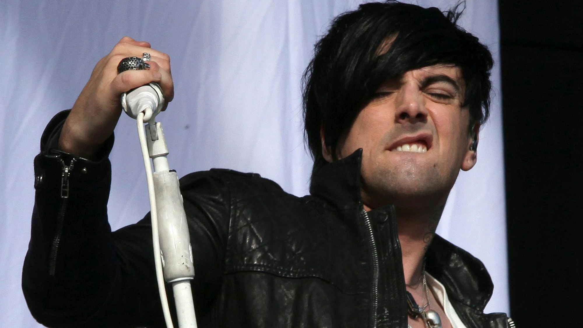 Ian Watkins, Sänger der 2013 aufgelösten Band Lostprophets, steht bei einem Konzert 2011 auf der Bühne. Watkins wurde zu 29 Jahren Haft wegen pädokrimineller Verbrechen verurteilt. Im Gefängnis wurde er am Samstag, 5. August, attackiert und schwer verletzt. (Archivbild)