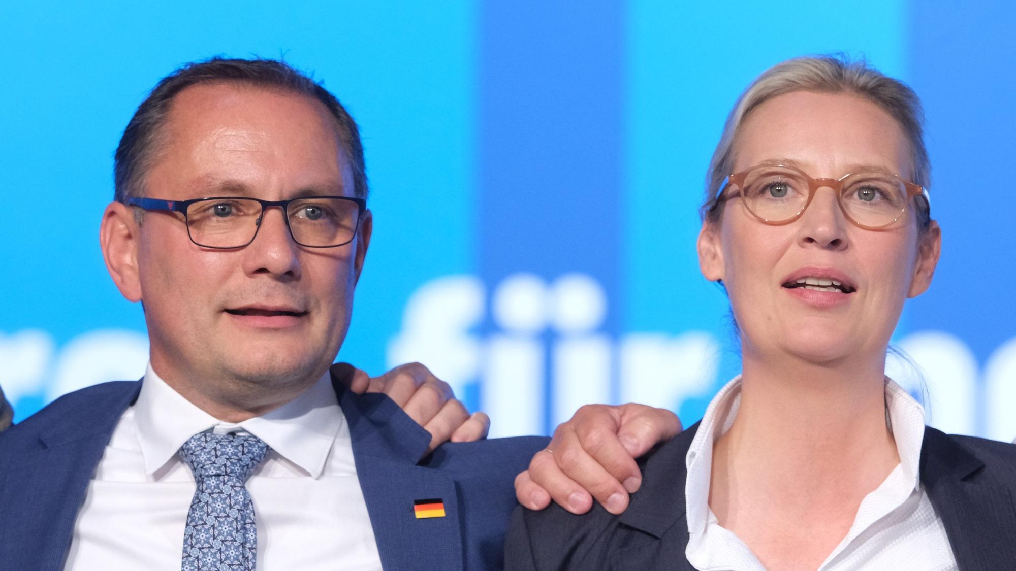 Tino Chrupalla und Alice Weidel singen am Ende der AfD- Europawahlversammlung in Magdeburg die Nationalhymne.