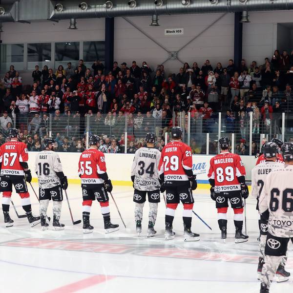 Die Mannschaft der Kölner Haie auf dem Eis vor Fans beim ersten Training der Saisonvorbereitung 2023/2024.