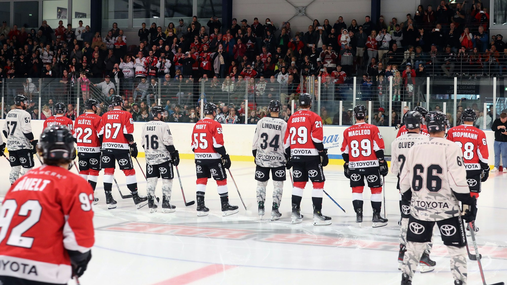Die Mannschaft der Kölner Haie auf dem Eis vor Fans beim ersten Training der Saisonvorbereitung 2023/2024.