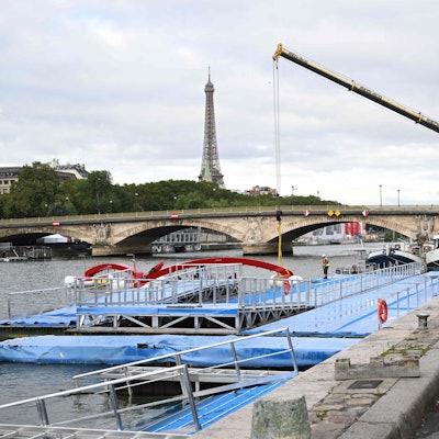 Ein Kran musste auf der Seine den provisorischen Austragungsort des vorolympischen Schwimmwettbewerbs abbauen.