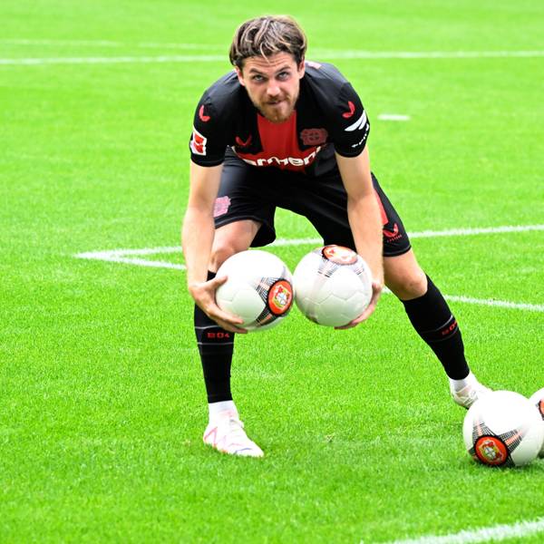 Jonas Hofmann verteilt nach dem Spiel gegen West Ham United Bälle an die Zuschauer.