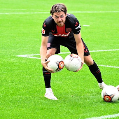 Jonas Hofmann verteilt nach dem Spiel gegen West Ham United Bälle an die Zuschauer.