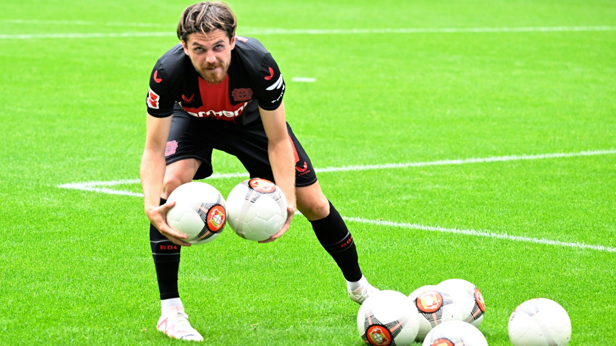 Jonas Hofmann verteilt nach dem Spiel gegen West Ham United Bälle an die Zuschauer.