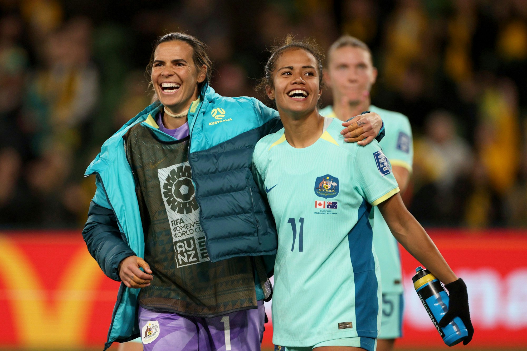 Die australischen Fußballnationalspielerinnen Mary Fowler und Lydia Williams (l.) freuen sich über ihren Sieg gegen Kanada bei der WM 2023.