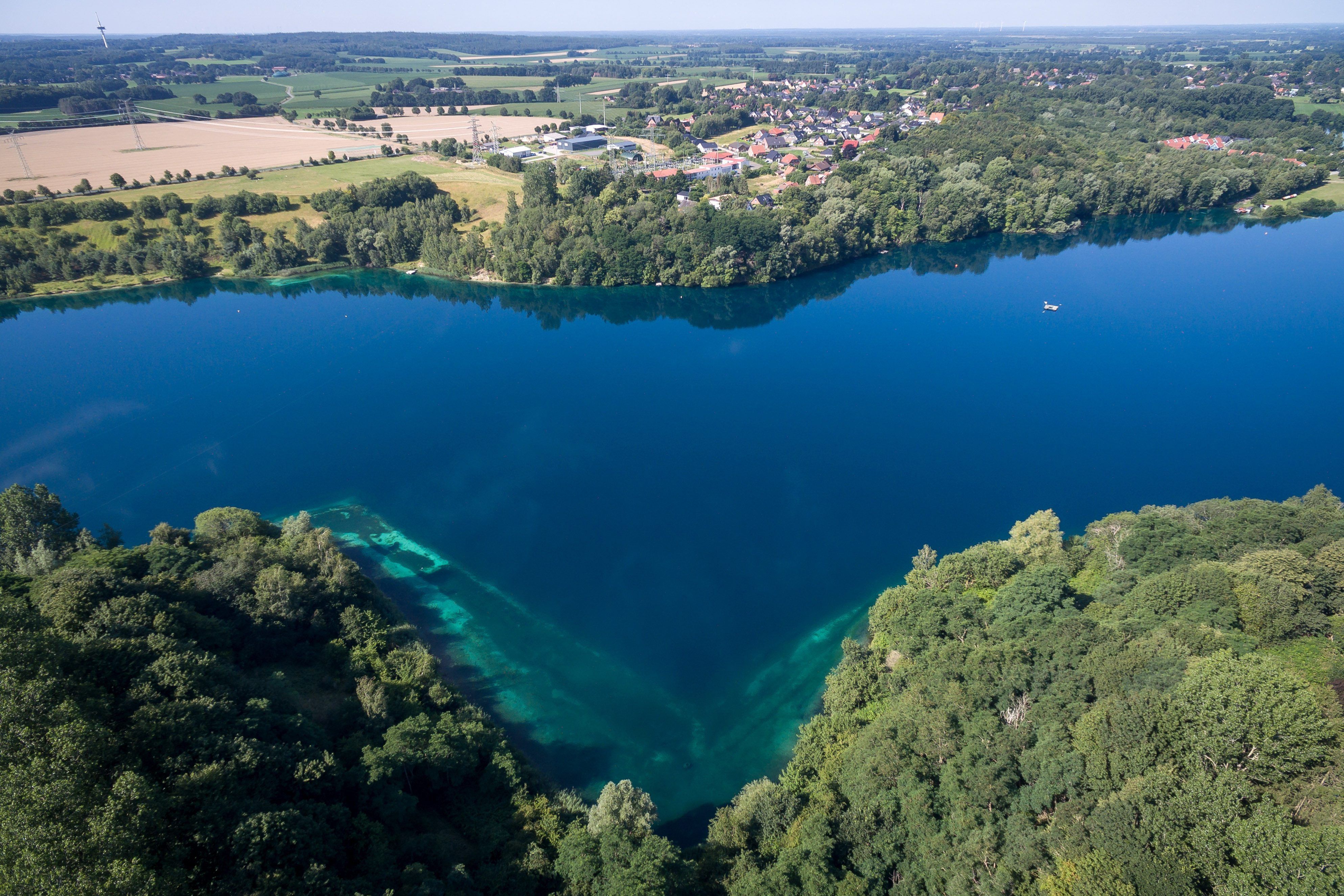 Es ist ein Luftbild des Kreidsees mit einer Drohne zu sehen.
