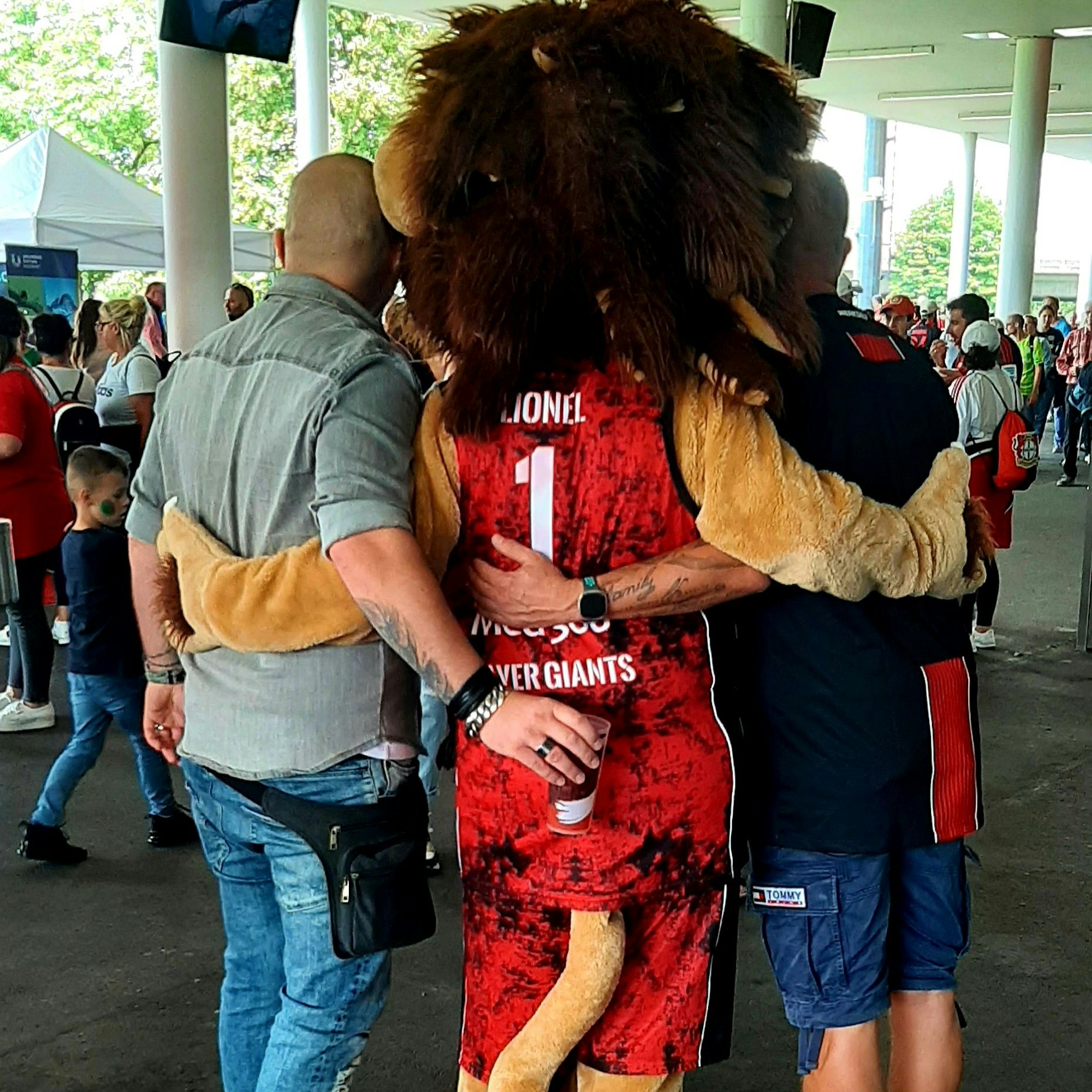 Lionel, das Maskottchen von Bayer 04 Leverkusen, war einmal mehr ein begehrtes Gruppenfoto-Objekt für die Fans bei der Saisoneröffnung 2023/234 rund um die Bay-Arena.