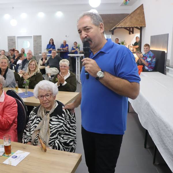 Blick in das neue Vereinsheim. Viele Gäste sind zum ersten Treffen gekommen.