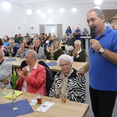 Blick in das neue Vereinsheim. Viele Gäste sind zum ersten Treffen gekommen.