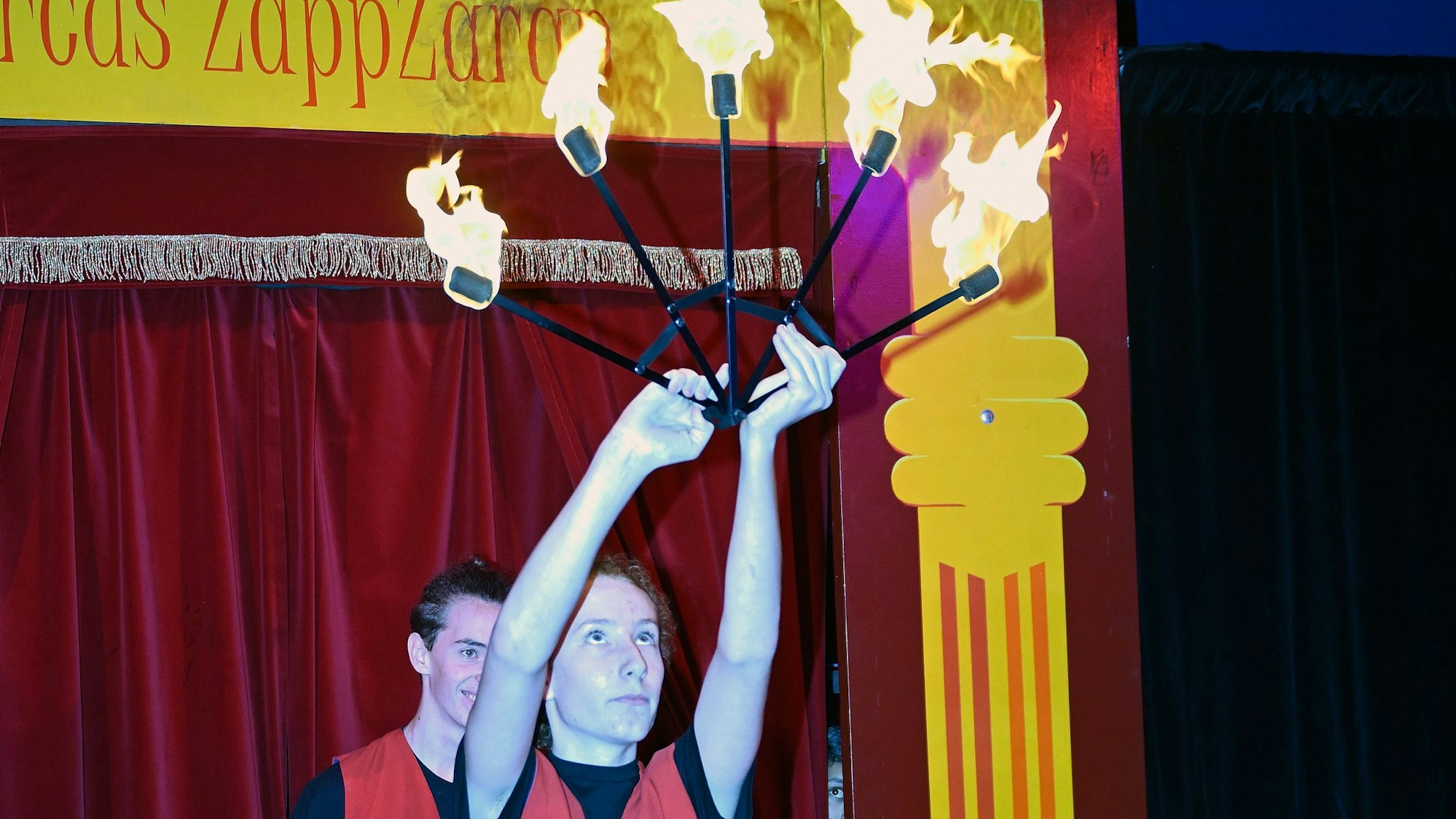 Das Foto zeigt ein von einem Jugendlichen gehaltenes Feuerrad.