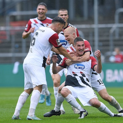 Fußball 3. Liga 1. Spieltag FC Viktoria Köln - SC Verl am 05.08.2023 im Sportpark Höhenberg in Köln Torjubel zum 2:1 durch Donny Bogicevic Köln DFB regulations prohibit any use of photographs as image sequences and/or quasi-video. *** Soccer 3 Liga 1 Matchday FC Viktoria Köln SC Verl on 05 08 2023 at Sportpark Höhenberg in Cologne Goal celebration to 2 1 by Donny Bogicevic Cologne DFB regulations prohibit any use of photographs as image sequences and or quasi video xRx
