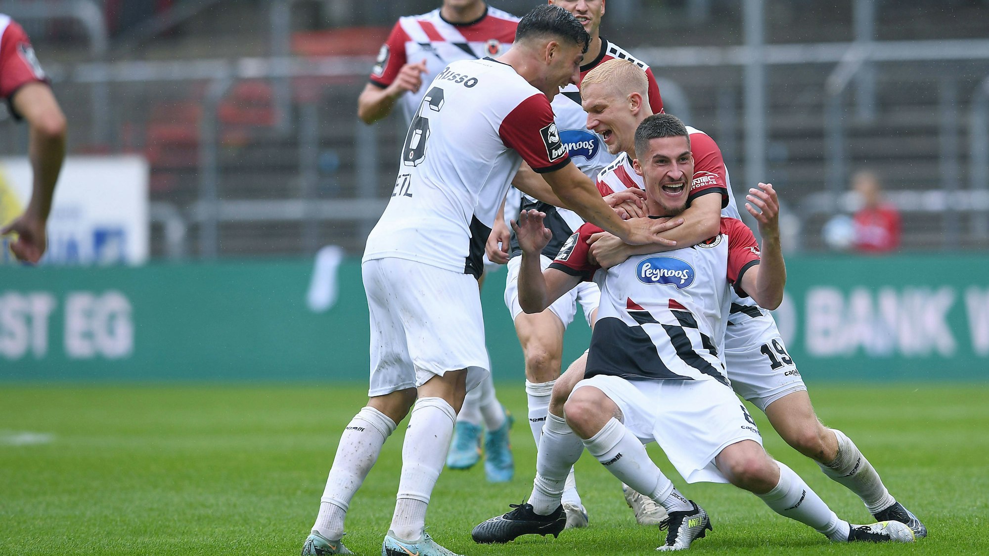 Fußball 3. Liga 1. Spieltag FC Viktoria Köln - SC Verl am 05.08.2023 im Sportpark Höhenberg in Köln Torjubel zum 2:1 durch Donny Bogicevic Köln DFB regulations prohibit any use of photographs as image sequences and/or quasi-video. *** Soccer 3 Liga 1 Matchday FC Viktoria Köln SC Verl on 05 08 2023 at Sportpark Höhenberg in Cologne Goal celebration to 2 1 by Donny Bogicevic Cologne DFB regulations prohibit any use of photographs as image sequences and or quasi video xRx