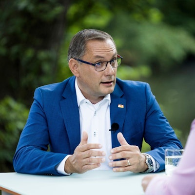 Tino Chrupalla, AfD-Bundessprecher, und Moderatorin Shakuntala Banerjee beim ZDF-„Sommerinterview“.