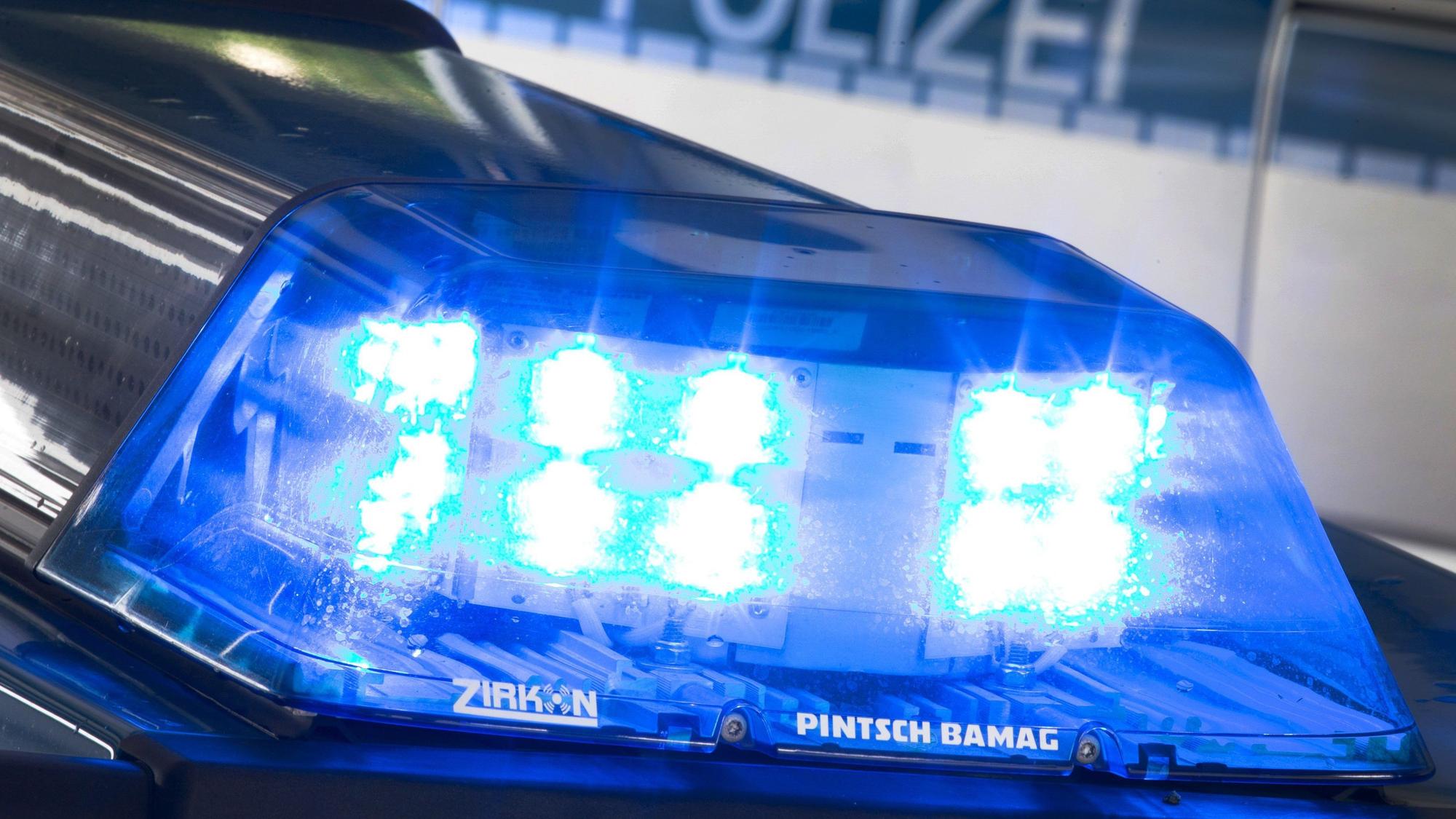 Ein Blaulicht leuchtet auf dem Dach eines Polizeiwagens.