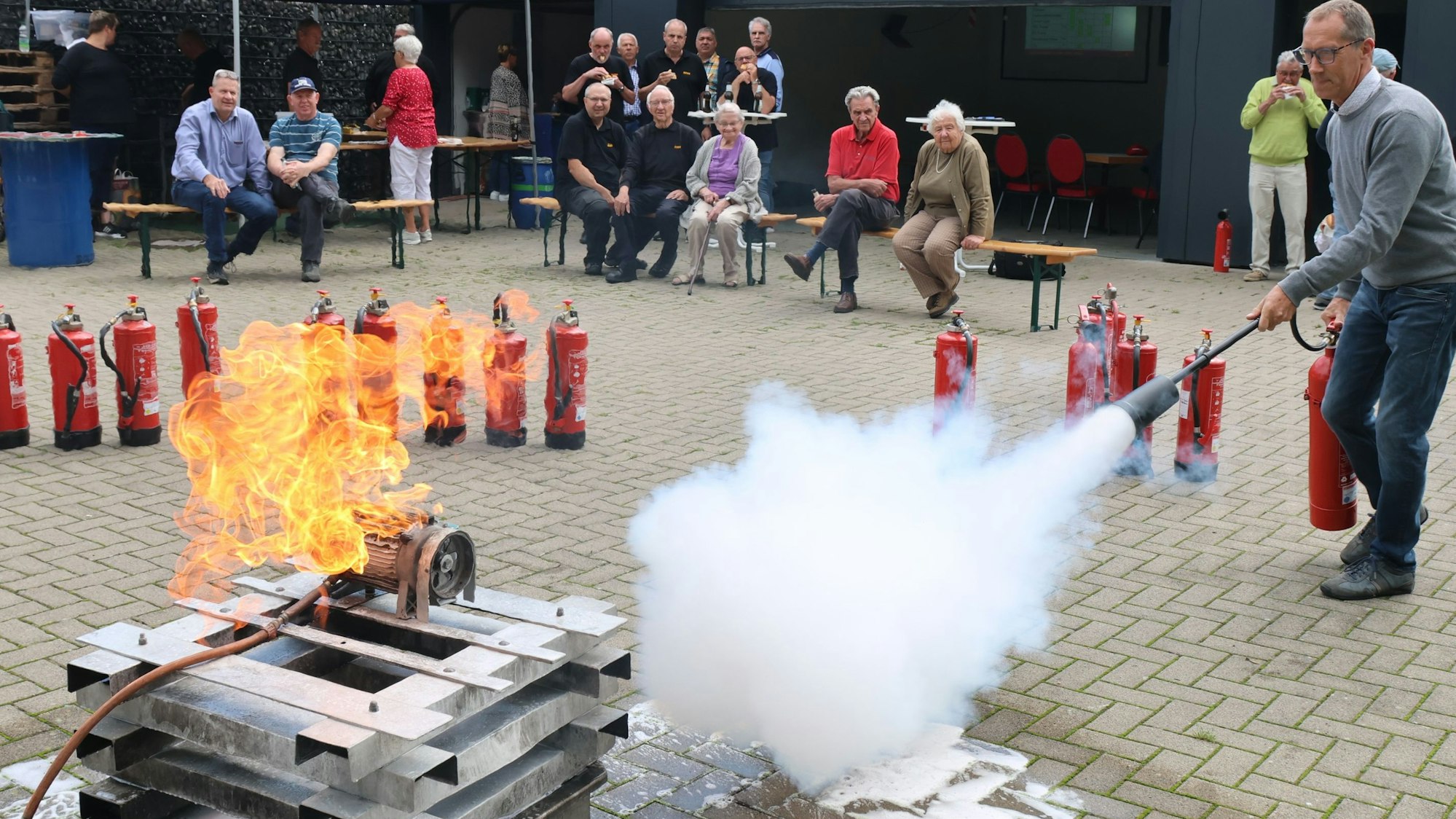 Löschübungen Haushaltsbrände, Löschen eines brennenden Motors mit CO2