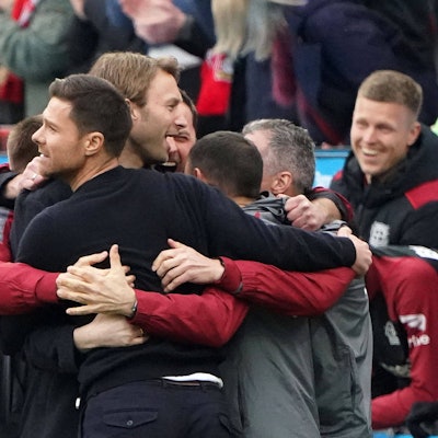 Leverkusen-Trainer Xabi Alonso und Sport-Geschäftsführer Simon Rolfes jubeln.