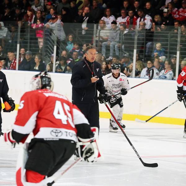 Haie-Trainer Uwe Krupp beim Training mit seiner Mannschaft.