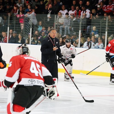 Haie-Trainer Uwe Krupp beim Training mit seiner Mannschaft.