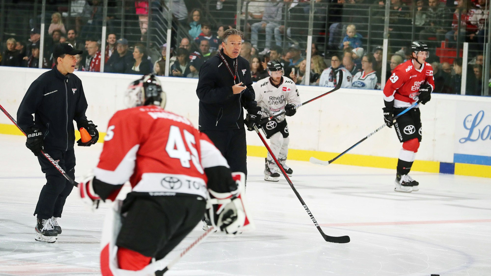 Haie-Trainer Uwe Krupp beim Training mit seiner Mannschaft.