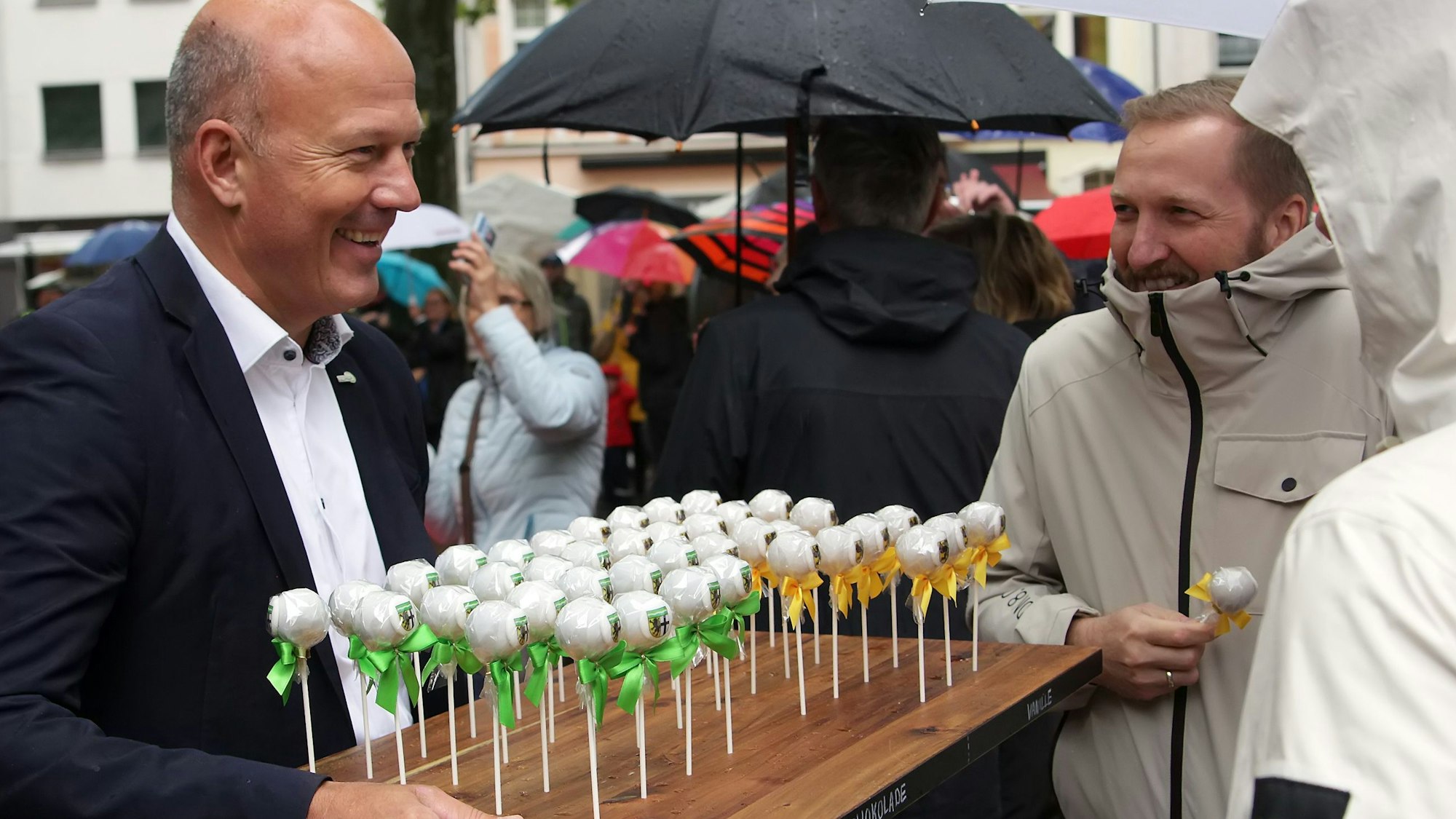 Frank Rock liebt es bürgernah. Hier servierte er 2023 bei einem Erlebnistag zum Strukturwandel in Frechen süße Cake-Pops.