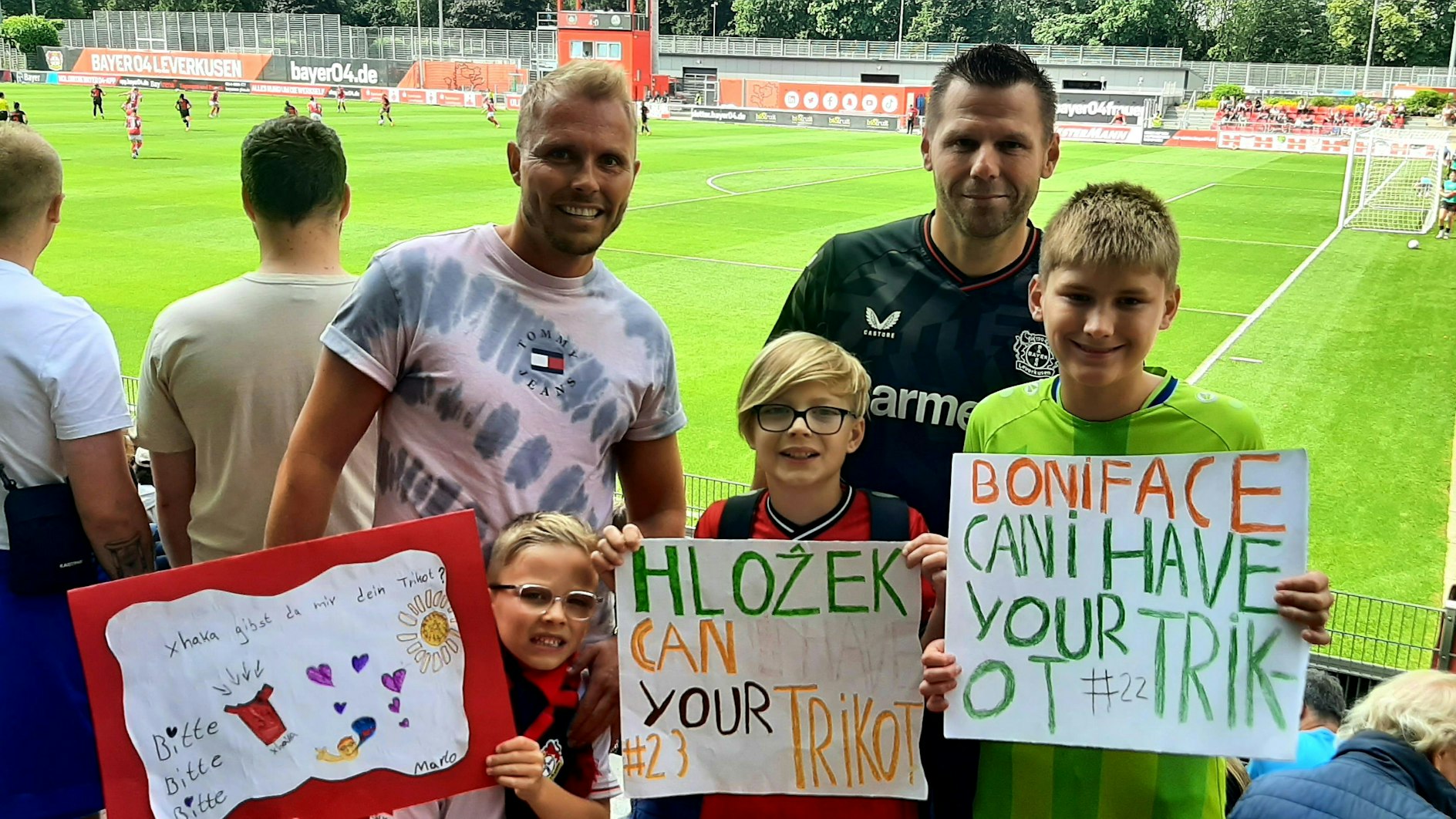 Sie waren bei der Saisoneröffnung 2023/24 auf Sammeljagd nach Trikots der Spieler von Bayer 04 Leverkusen: Die jungen Bayer-Fans Jonas, Jannick und Marion (v. r.) und ihre Väter.