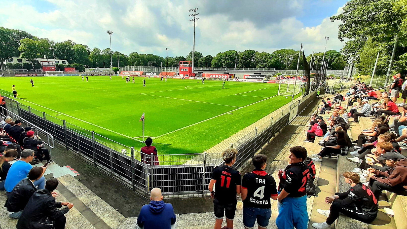Saisoneröffnung 2023/24 bei Bayer 04 Leverkusen: Vor dem Spiel gegen West Ham United aus London in der Bay-Arena spielten nebenan im kleinen Haberlandstadion die Frauen der Werkself gegen Gütersloh - und viele Fans sahen zu.