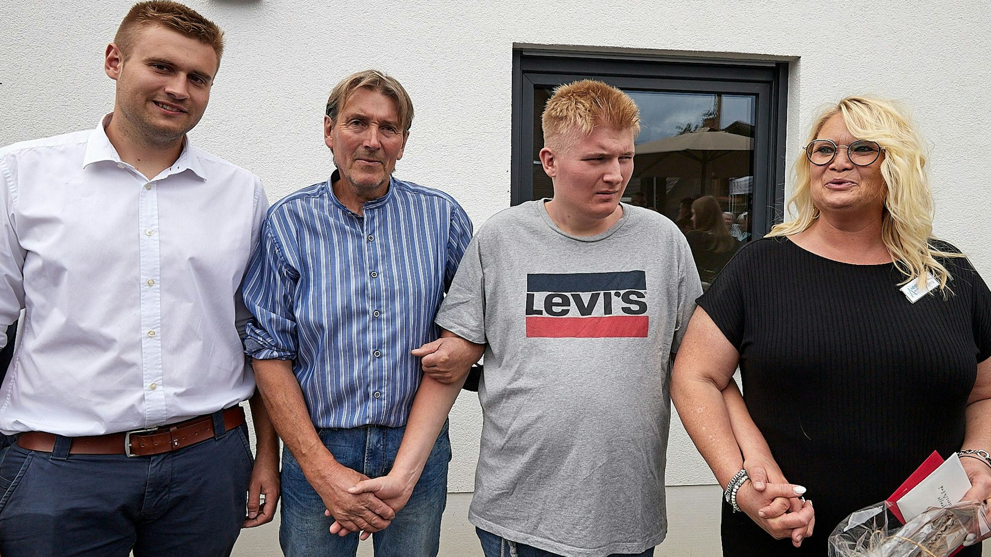 Die Familie Arns hält Sohn Leon bei den Händen.