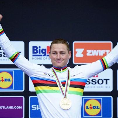 Der Niederländer Mathieu van der Poel lässt sich nach seinem Sieg in Glasgow feiern.