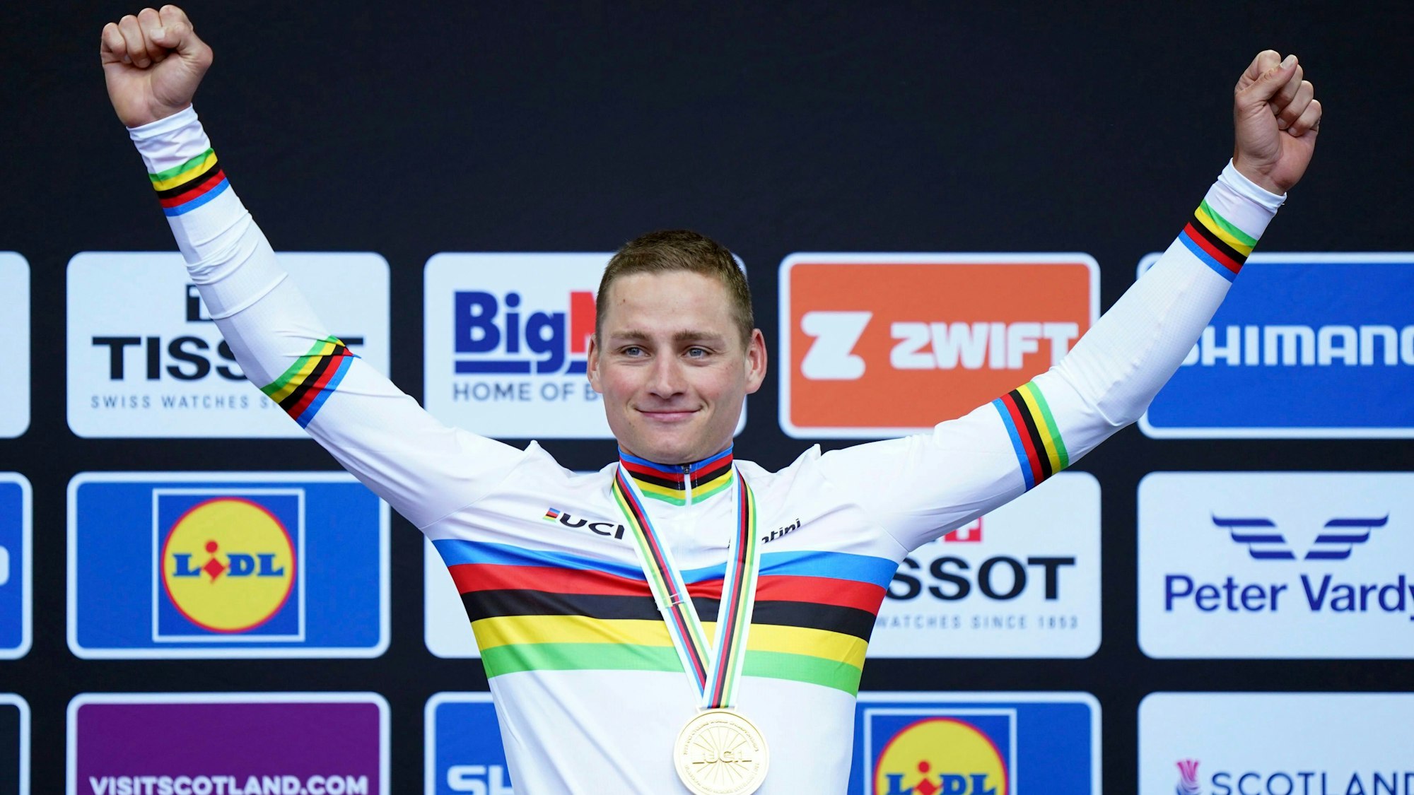 Der Niederländer Mathieu van der Poel lässt sich nach seinem Sieg in Glasgow feiern.