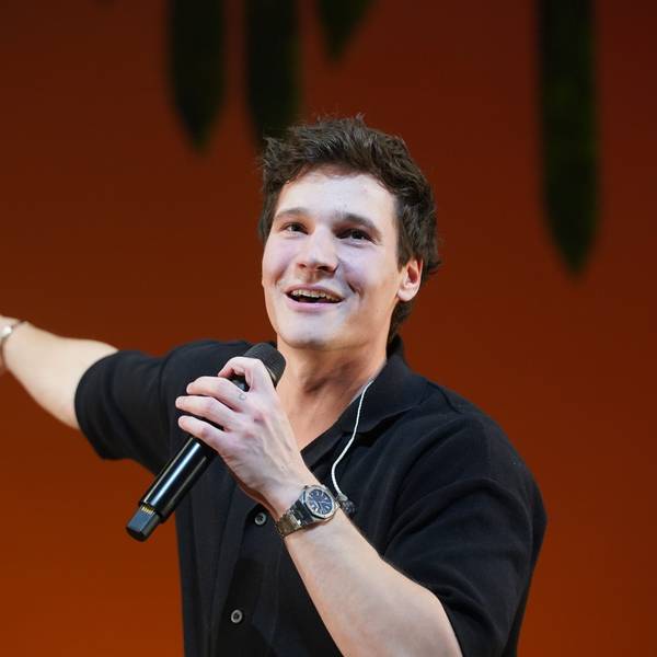 Wincent Weiss singt auf der Bühne.
