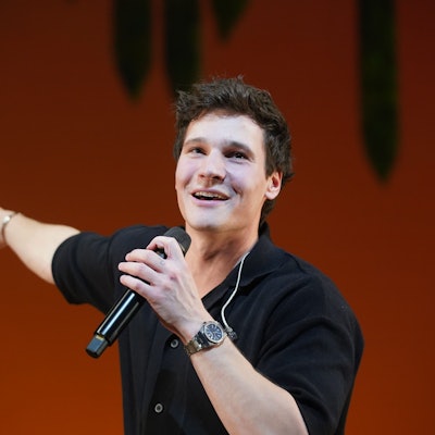Wincent Weiss singt auf der Bühne.