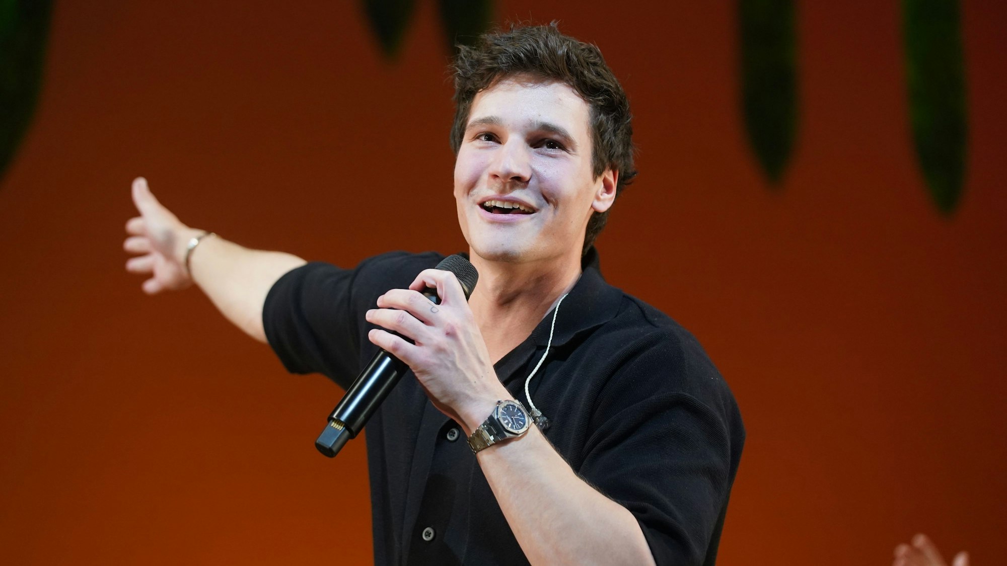 Wincent Weiss singt auf der Bühne.