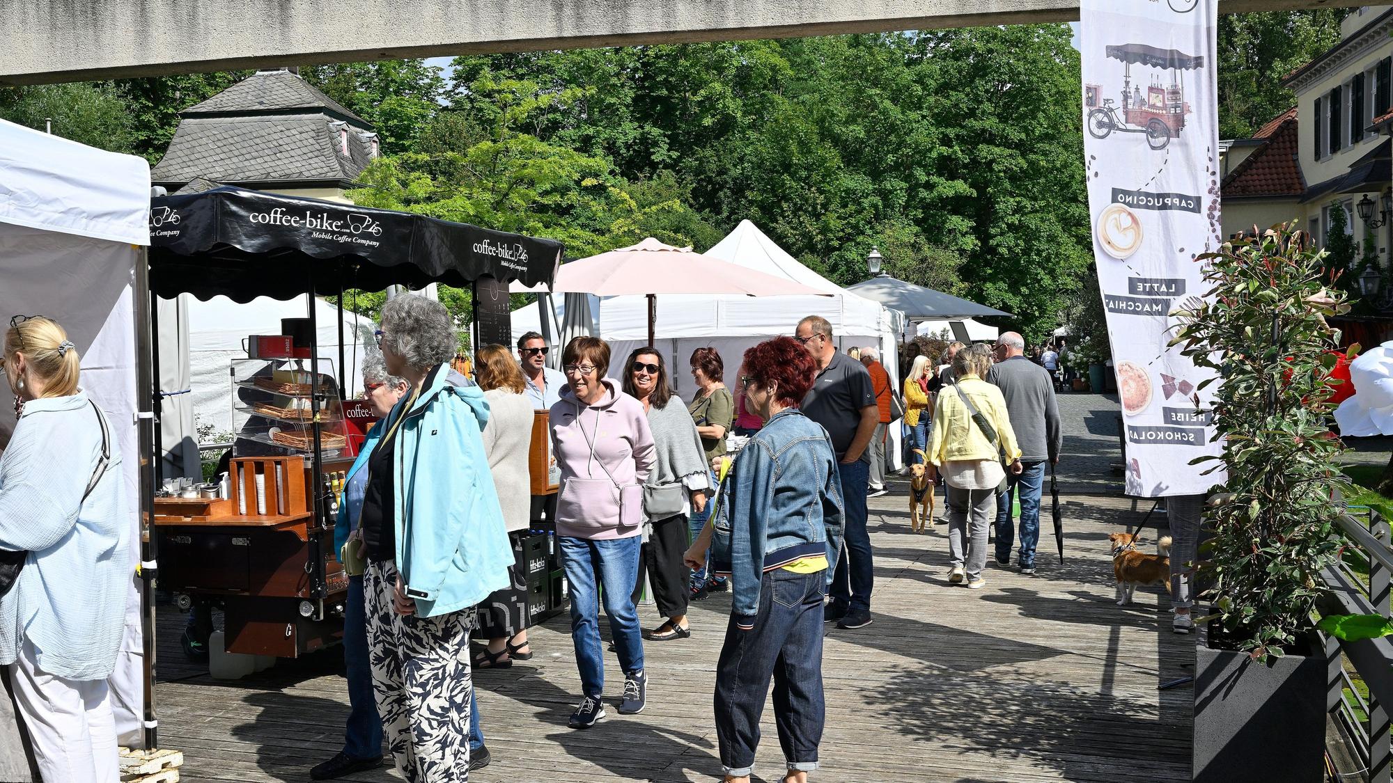 Im Schlosshof zeigten viele Kunsthandwerker ihre Angebote.