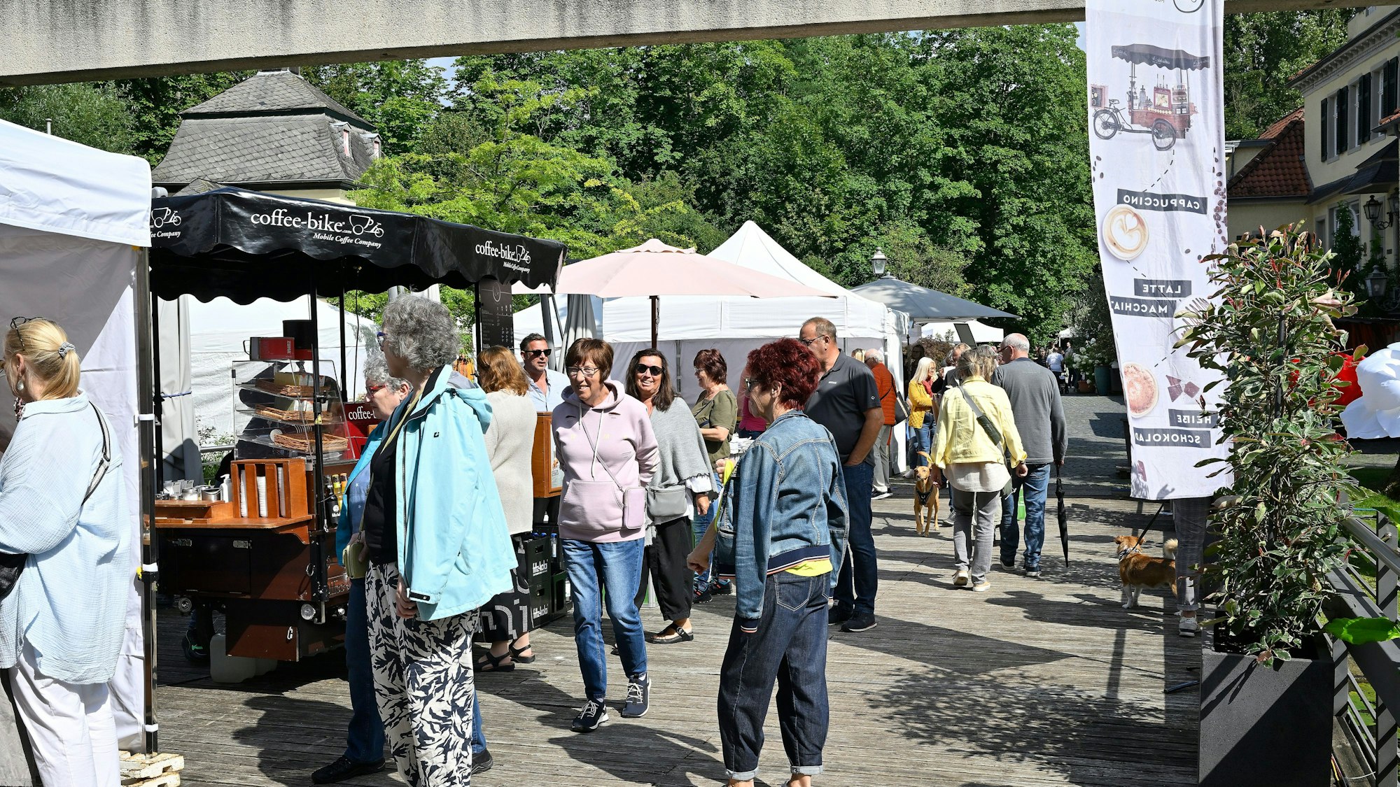 Im Schlosshof zeigten viele Kunsthandwerker ihre Angebote.