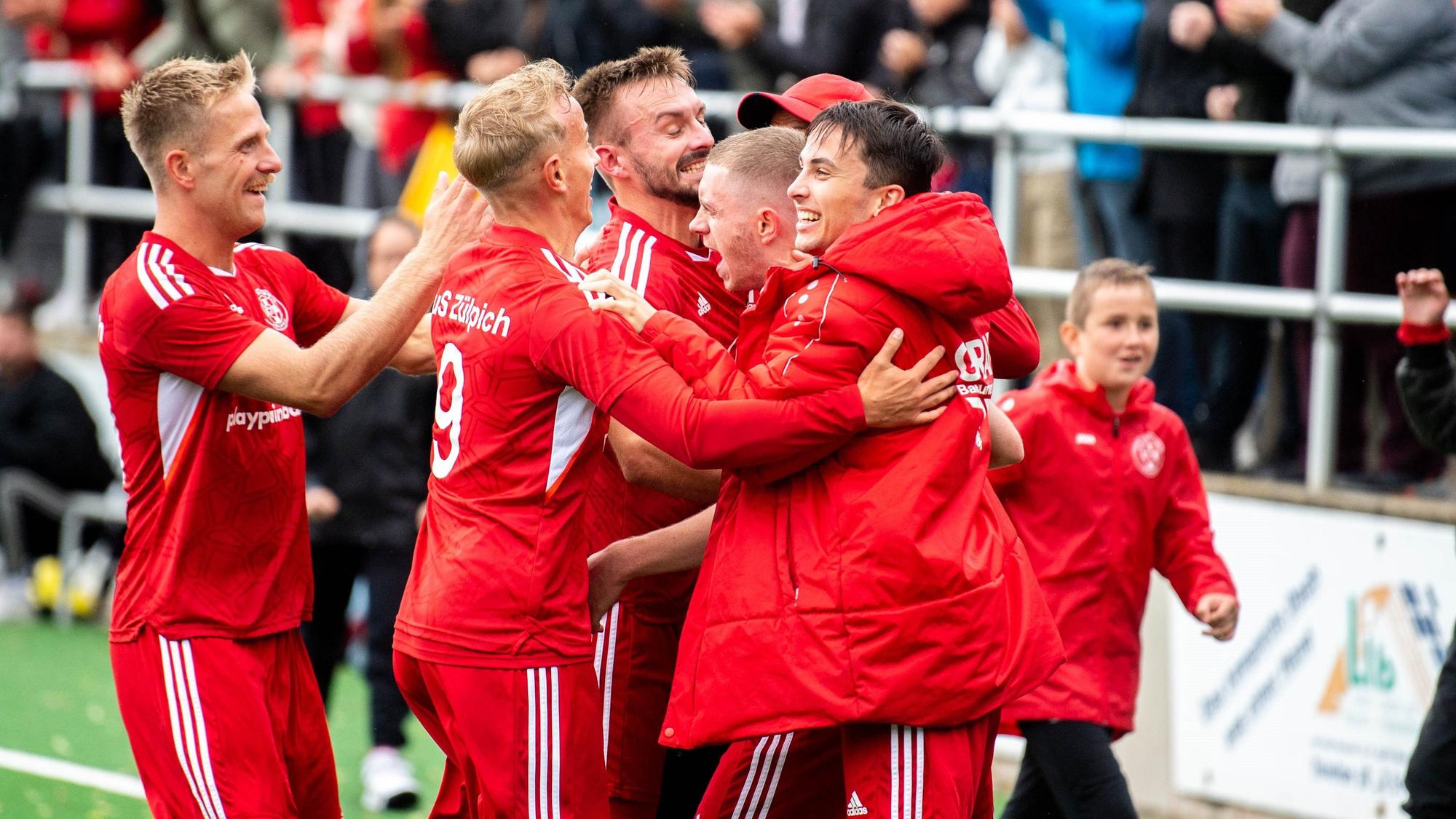 Die Spieler des TuS Zülpich bejubeln den Kreispokal-Gewinn.