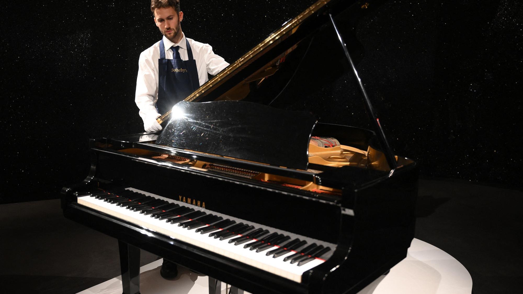 Freddie Mercurys Yamaha G-2 Babyflügel, abgebildet während einer Pressevorschau im Vorfeld der Auktion „Freddie Mercury: A World of His Own“, die am 3. August 2023 beim Auktionshaus Sotheby's in London stattfindet. Der Wert des Flügels wird auf 2 bis 3 Millionen Pfund geschätzt.