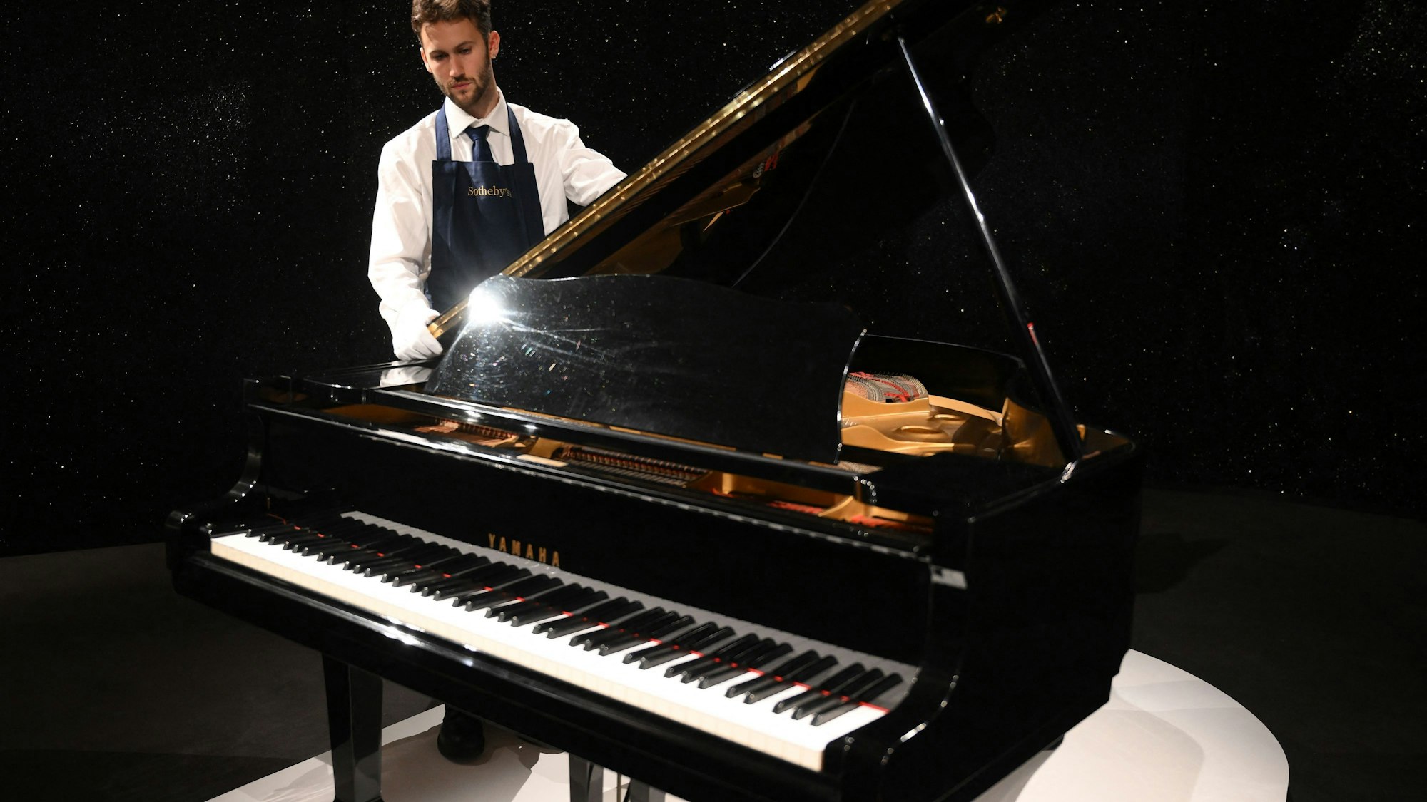 Freddie Mercurys Yamaha G-2 Babyflügel, abgebildet während einer Pressevorschau im Vorfeld der Auktion „Freddie Mercury: A World of His Own“, die am 3. August 2023 beim Auktionshaus Sotheby's in London stattfindet. Der Wert des Flügels wird auf 2 bis 3 Millionen Pfund geschätzt.