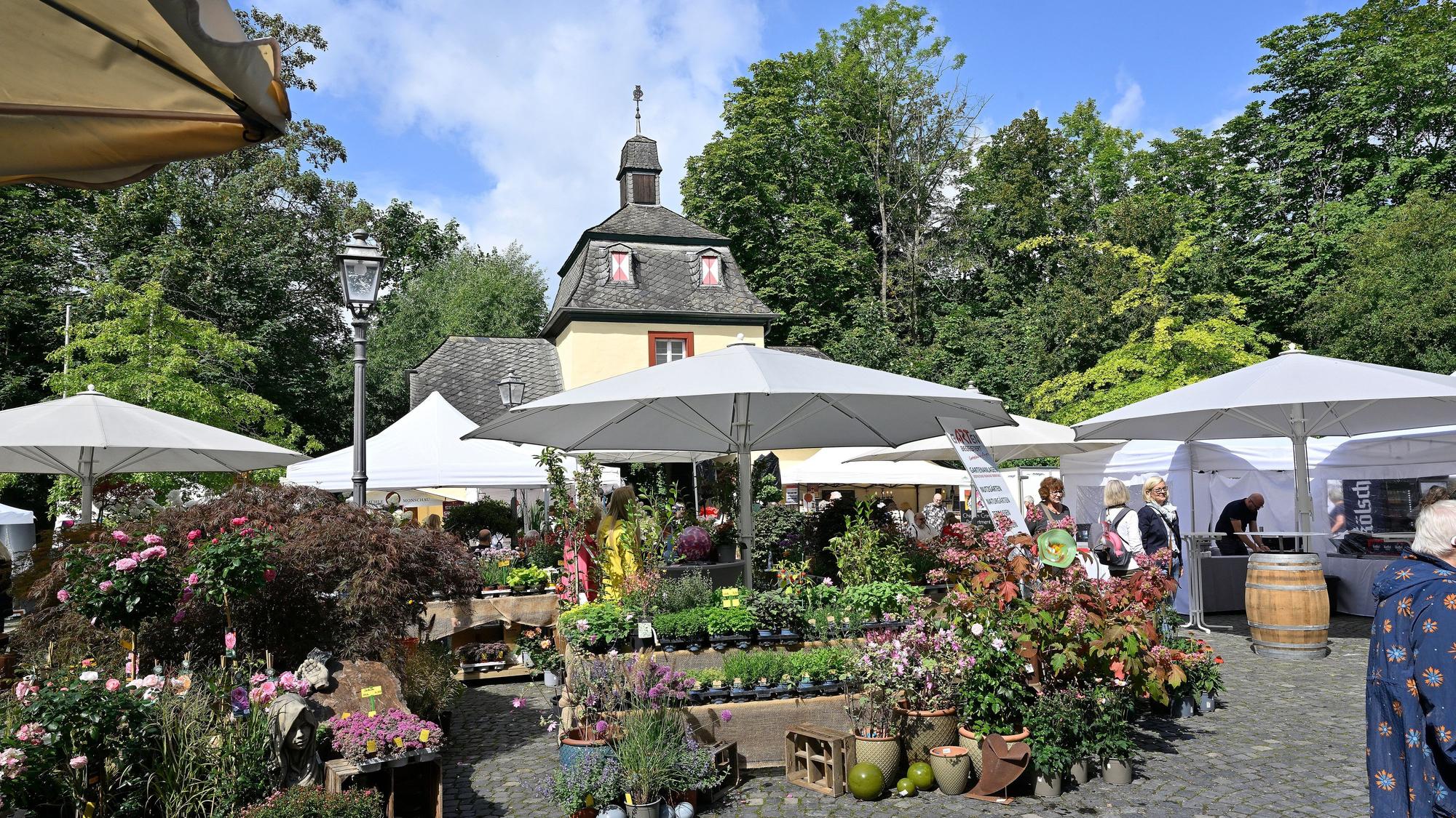 Das Foto zeigt den bunt geschmückten Schlosshof Eulenbroich.