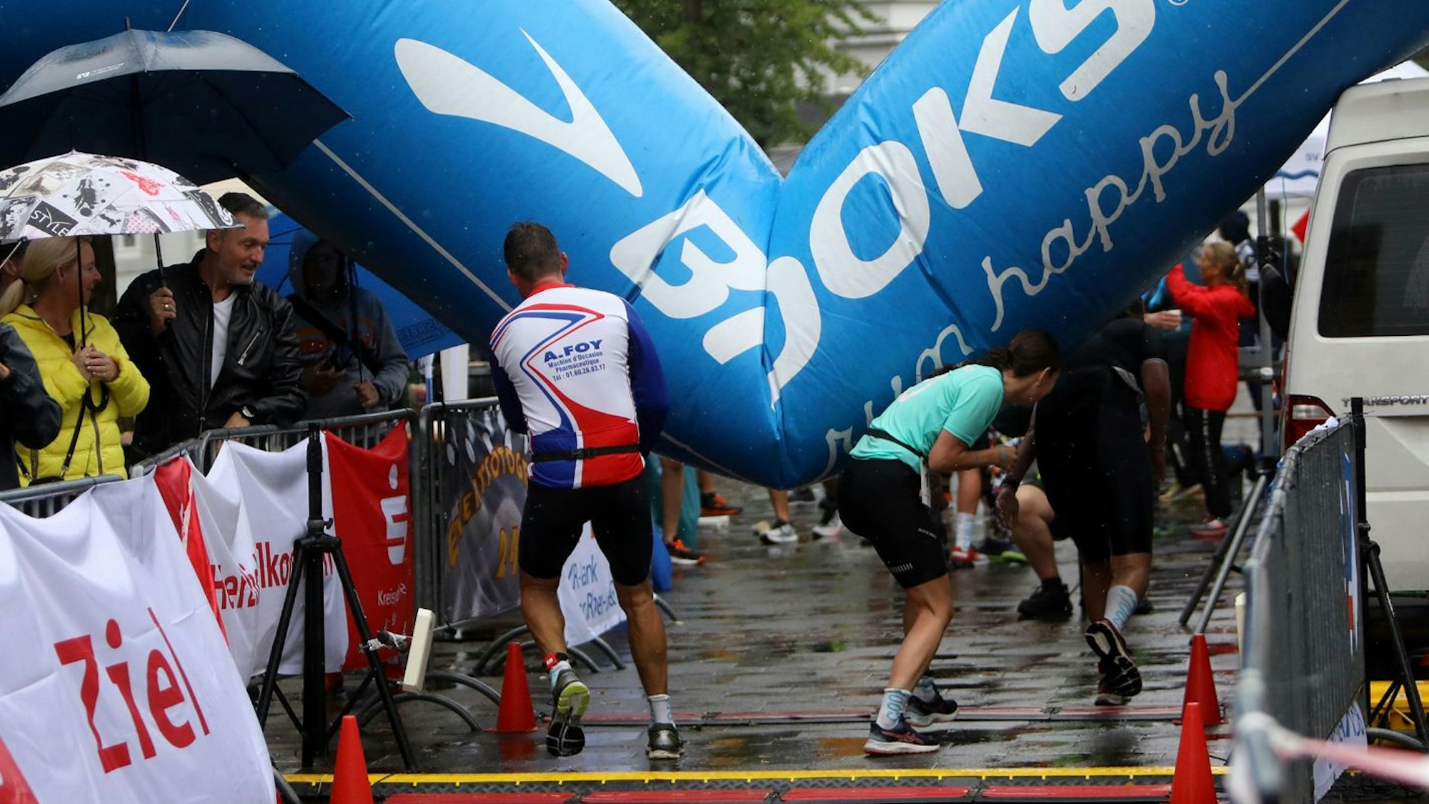 Der Zielbogen bei einem Wettkampf ist eingeknickt.