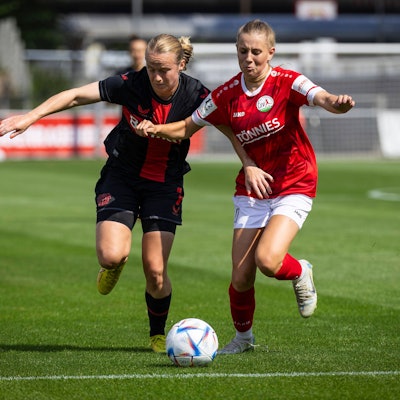 Testspiel Bayer 04 Leverkusen vs. FSV Guetersloh, 05.08.2023 Cecilie Johansen 7, Bayer 04 Leverkusen , Emilia Deppe 27, FSV Guetersloh waehrend dem Testspiel Bayer 04 Leverkusen vs. FSV Guetersloh am 05.08.2023 im Ulrich-Haberland-Stadion in Leverkusen. DFL REGULATIONS PROHIBIT ANY USE OF PHOTOGRAPHS AS IMAGE SEQUENCES AND/OR QUASI-VIDEO. *** Test match Bayer 04 Leverkusen vs FSV Guetersloh, 05 08 2023 Cecilie Johansen 7, Bayer 04 Leverkusen , Emilia Deppe 27, FSV Guetersloh during the test match Bayer 04 Leverkusen vs FSV Guetersloh on 05 08 2023 at Ulrich Haberland Stadium in Leverkusen DFL REGULATIONS PROHIBIT ANY USE OF PHOTOGRAPHS AS IMAGE SEQUENCES AND OR QUASI VIDEO Copyright: xBEAUTIFULxSPORTS/AxelxKohringx