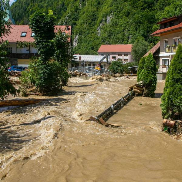 06.08.2023, Slowenien, Schwarzenbach: Hochwasser fließt durch ein Wohnviertel. Angesichts der verheerenden Überschwemmungen und Erdrutsche der letzten drei Tage hat Slowenien die EU und die Nato um technische Hilfsgüter zur Beseitigung der Schäden gebeten. Foto: -/AP/dpa +++ dpa-Bildfunk +++