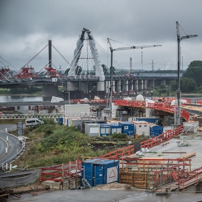 Der Überflieger von der A1 zur Ausfahrt nach Leverkusen auf die Rheinallee wird eingeschalt. deshalb ist die Autobahn unter dieser Brücke gesperrt. Foto: Ralf Krieger