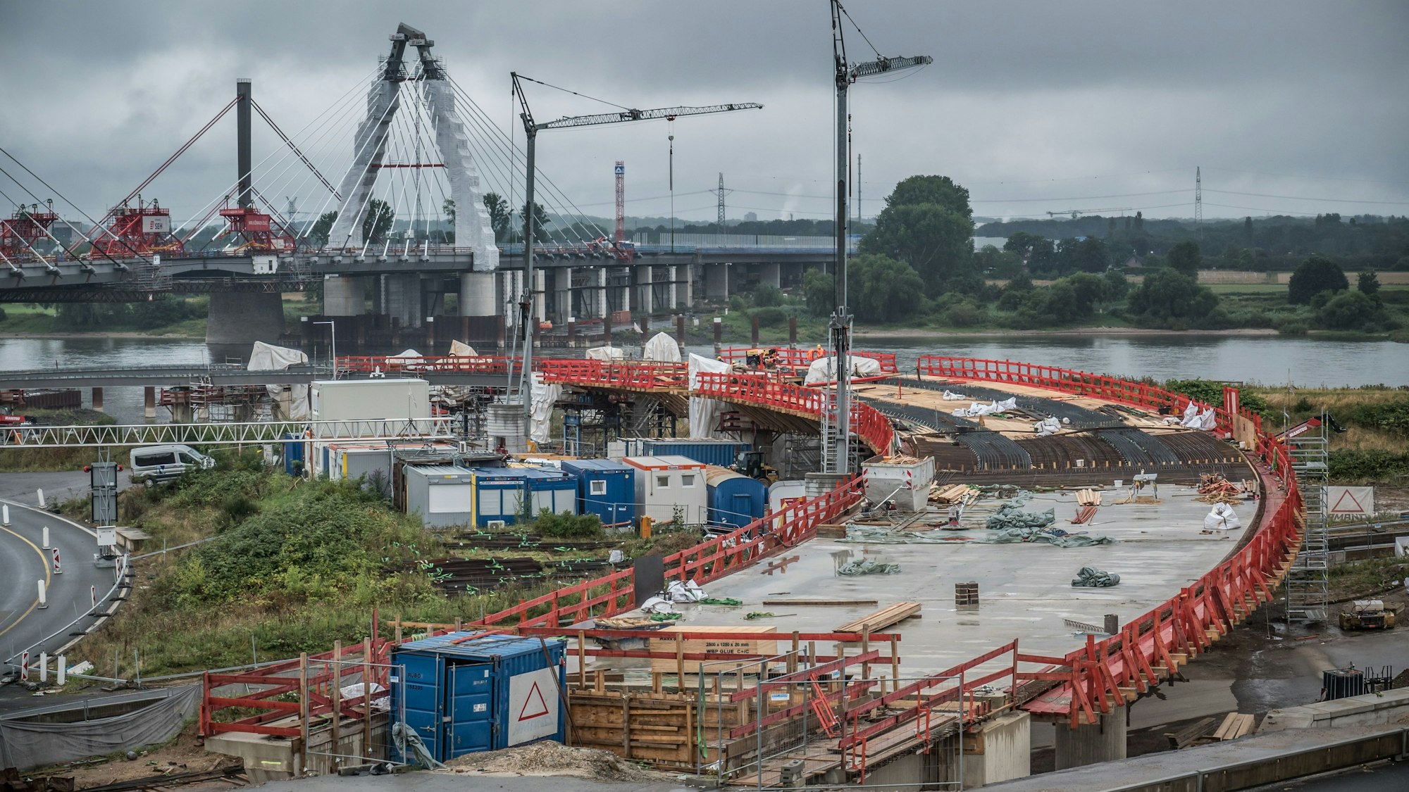 Der Überflieger von der A1 zur Ausfahrt nach Leverkusen auf die Rheinallee wird eingeschalt. deshalb ist die Autobahn unter dieser Brücke gesperrt. Foto: Ralf Krieger